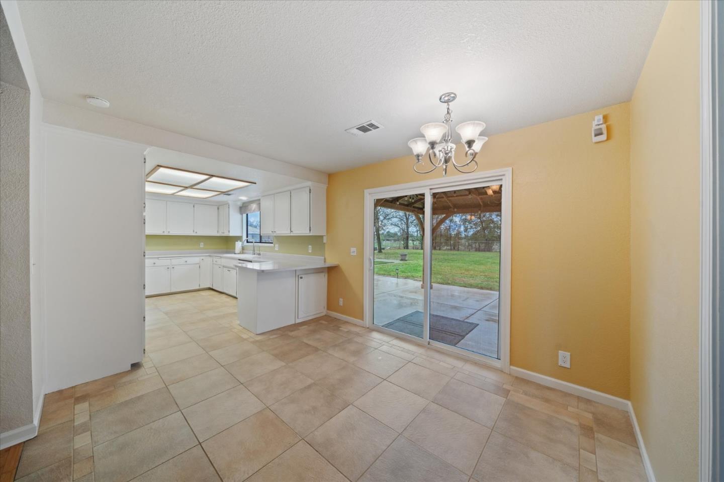 Detail Gallery Image 8 of 34 For 7235 Amigo Way, Redding,  CA 96002 - 3 Beds | 2 Baths