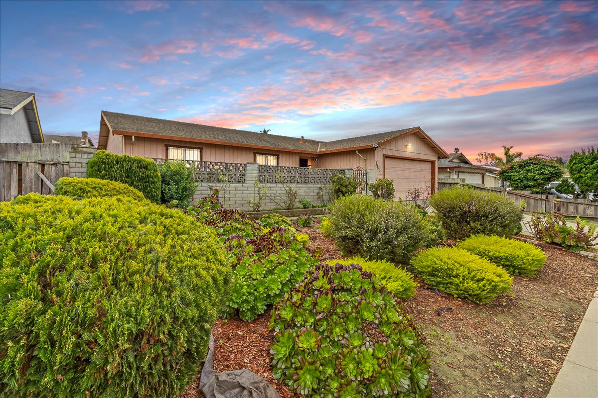 Detail Gallery Image 3 of 35 For 724 Circle Dr, Salinas,  CA 93905 - 3 Beds | 2 Baths