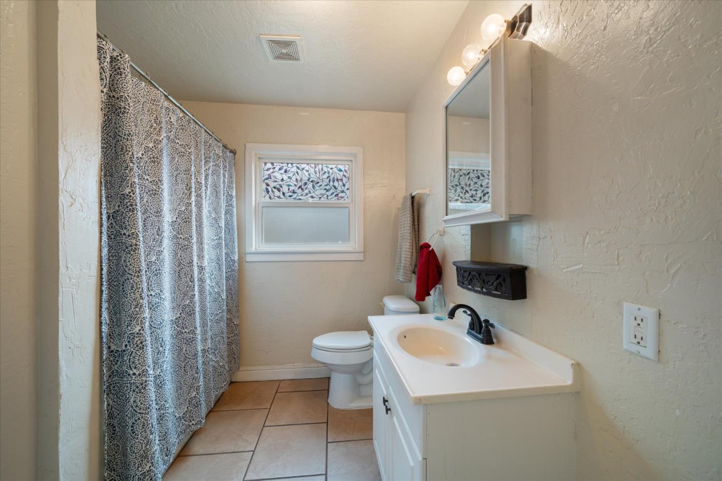 Detail Gallery Image 13 of 41 For 409 Smile Pl, Redding,  CA 96001 - 3 Beds | 2 Baths