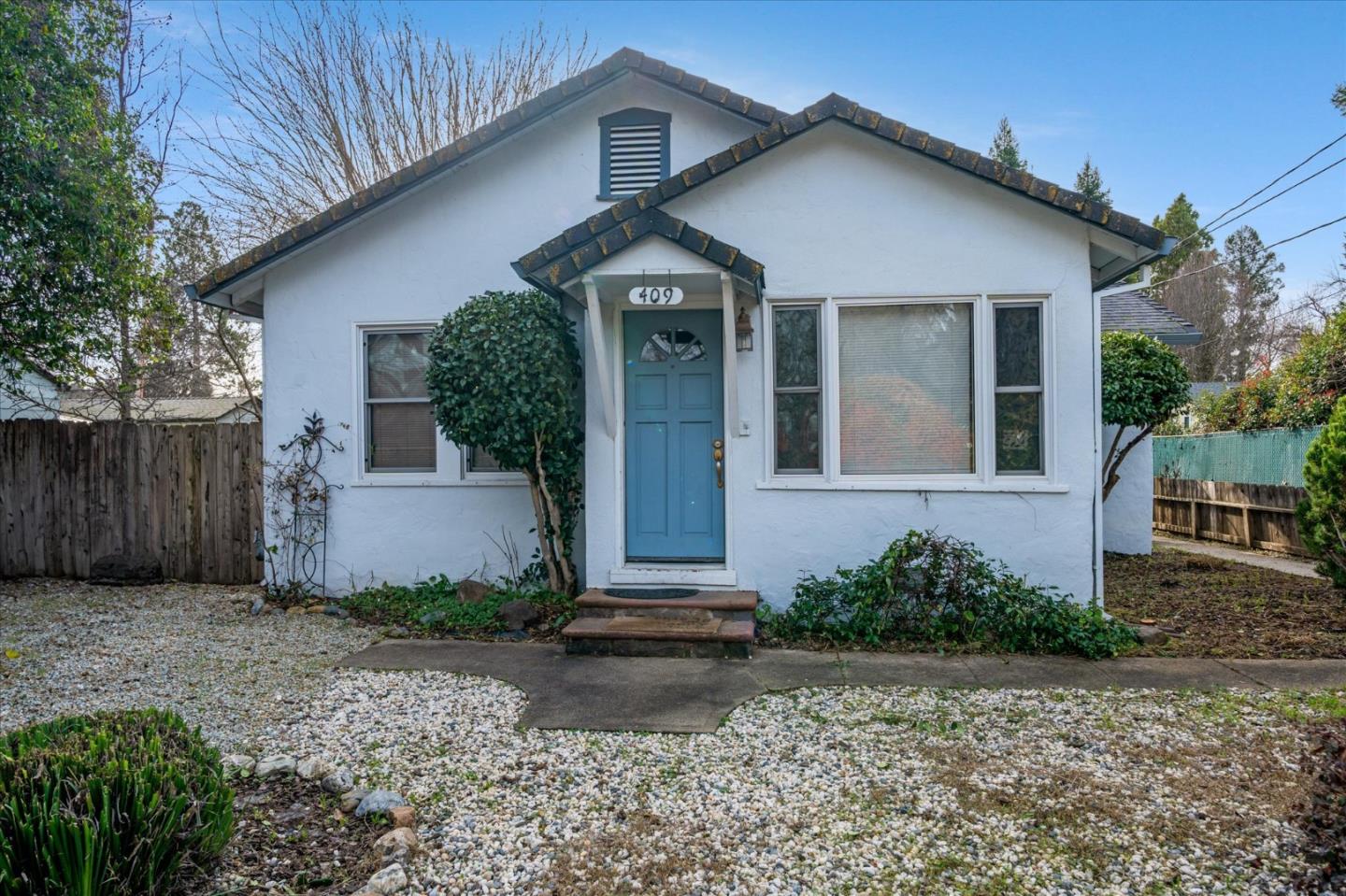 Detail Gallery Image 2 of 41 For 409 Smile Pl, Redding,  CA 96001 - 3 Beds | 2 Baths