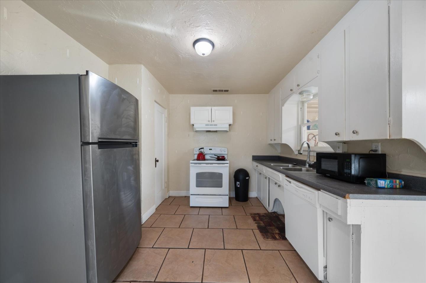 Detail Gallery Image 9 of 41 For 409 Smile Pl, Redding,  CA 96001 - 3 Beds | 2 Baths