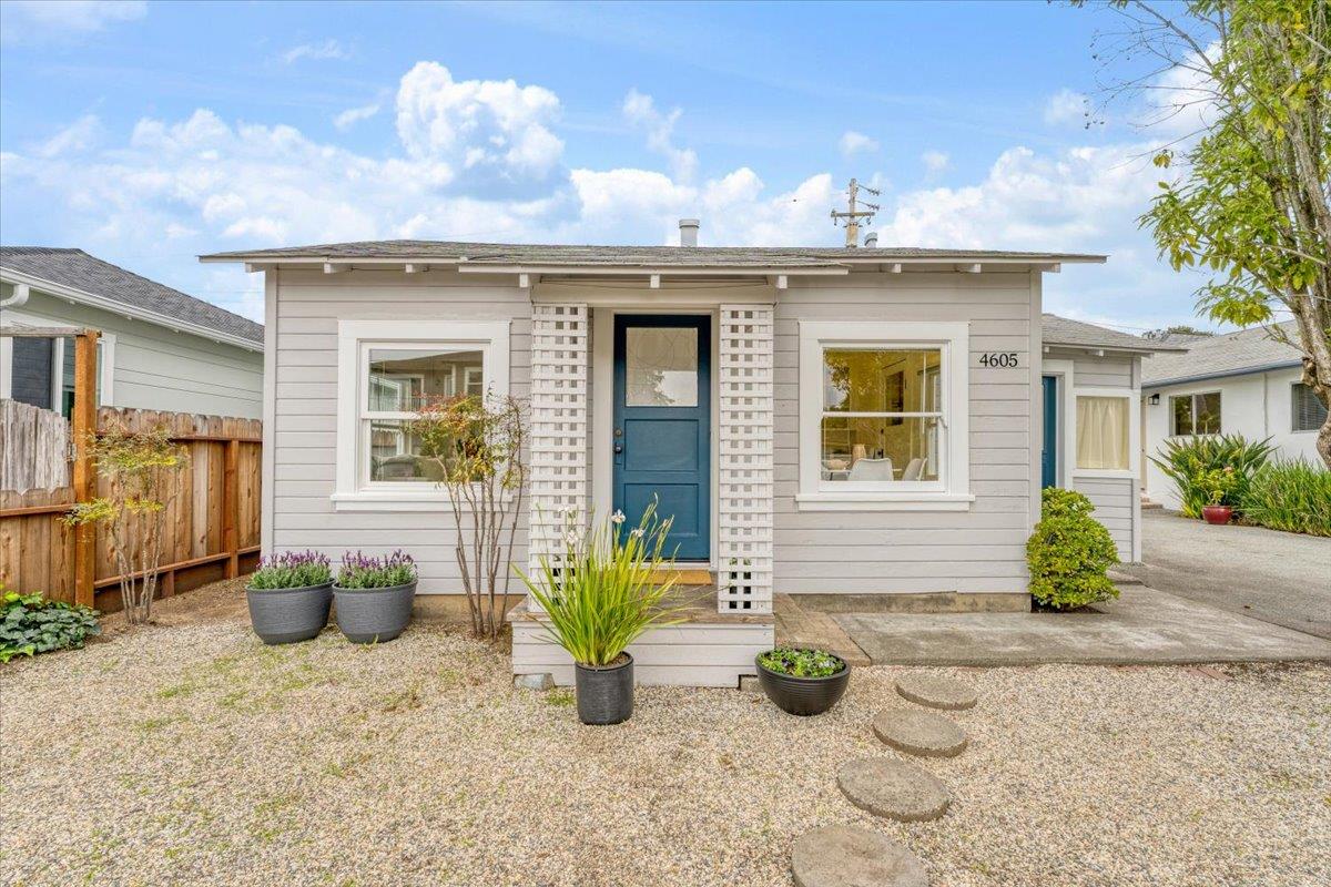 Detail Gallery Image 3 of 43 For 4605 Opal St, Capitola,  CA 95010 - 5 Beds | 3/1 Baths