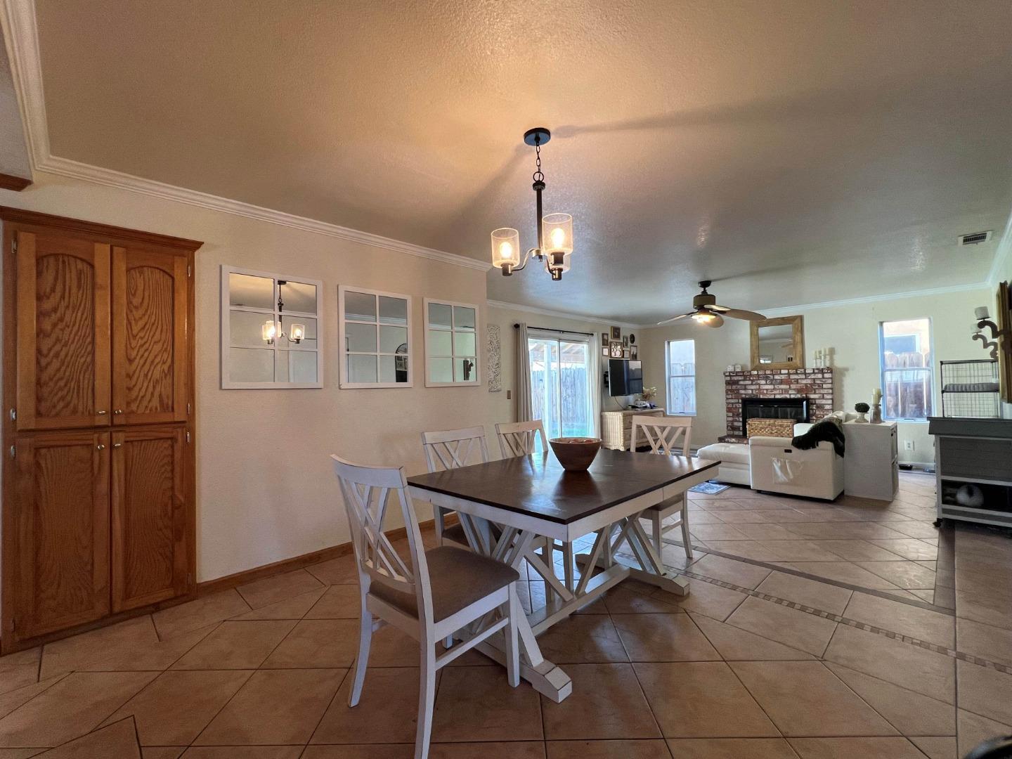 Detail Gallery Image 6 of 23 For 2126 Mckinley Ct, Los Banos,  CA 93635 - 4 Beds | 2 Baths