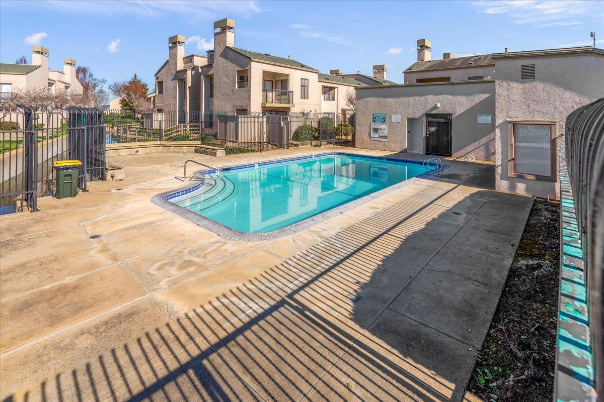 Detail Gallery Image 2 of 27 For 2392 N Main St #E,  Salinas,  CA 93906 - 1 Beds | 1 Baths