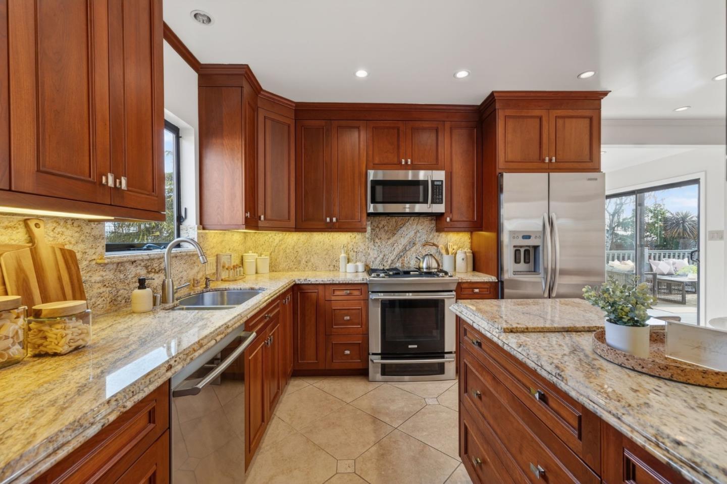 Detail Gallery Image 14 of 51 For 220 Palm Ave, Millbrae,  CA 94030 - 3 Beds | 2 Baths