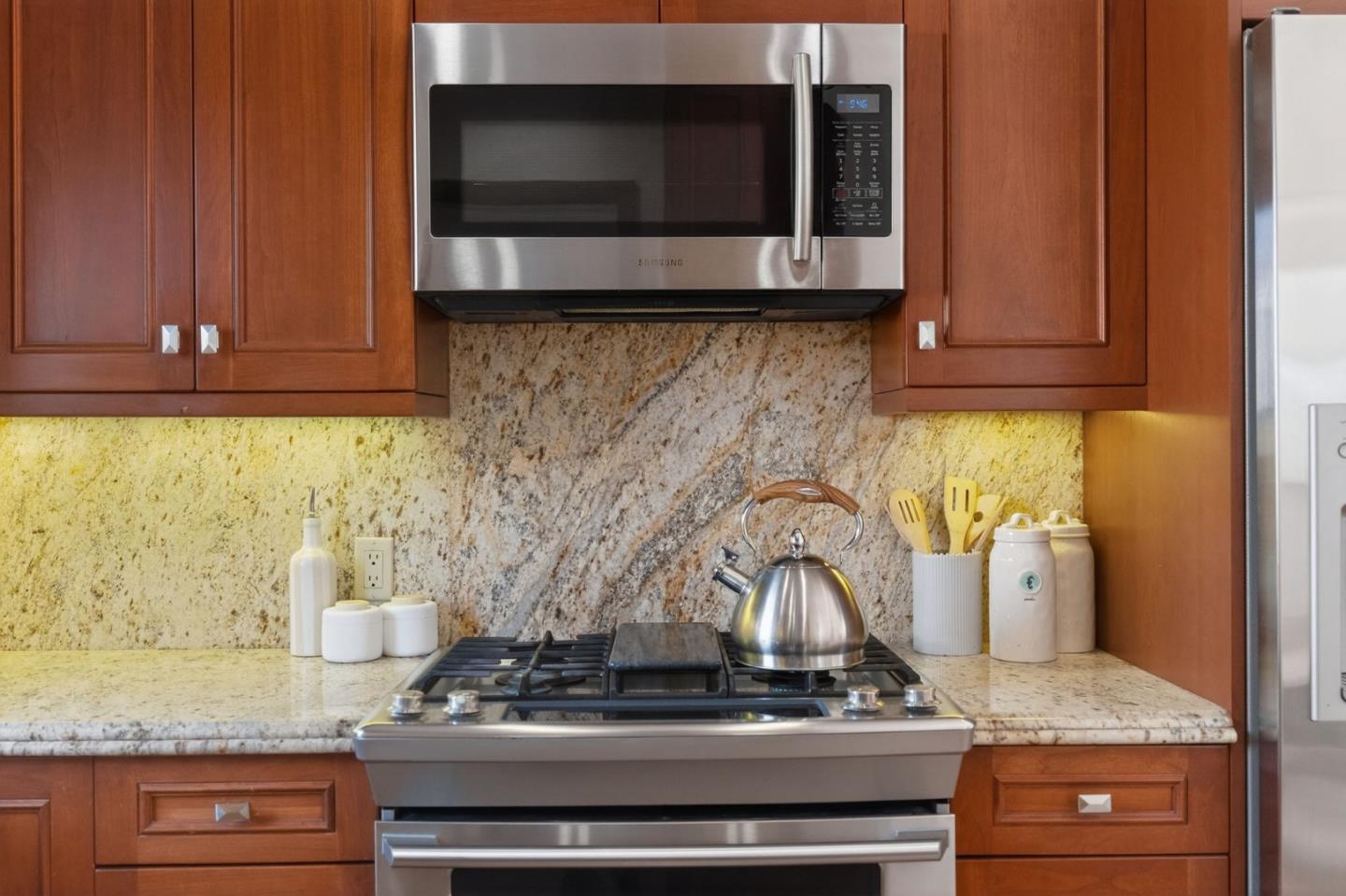 Detail Gallery Image 16 of 51 For 220 Palm Ave, Millbrae,  CA 94030 - 3 Beds | 2 Baths