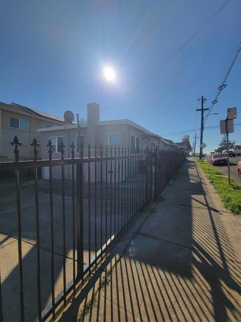 Detail Gallery Image 9 of 11 For 1900-1904 21st Ave, Oakland,  CA 94606 - – Beds | – Baths