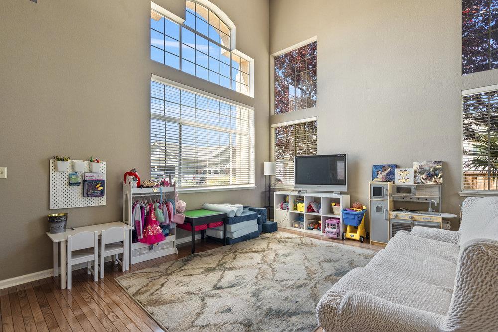 Detail Gallery Image 4 of 41 For 310 Bonnie Ln, Hollister,  CA 95023 - 3 Beds | 3 Baths