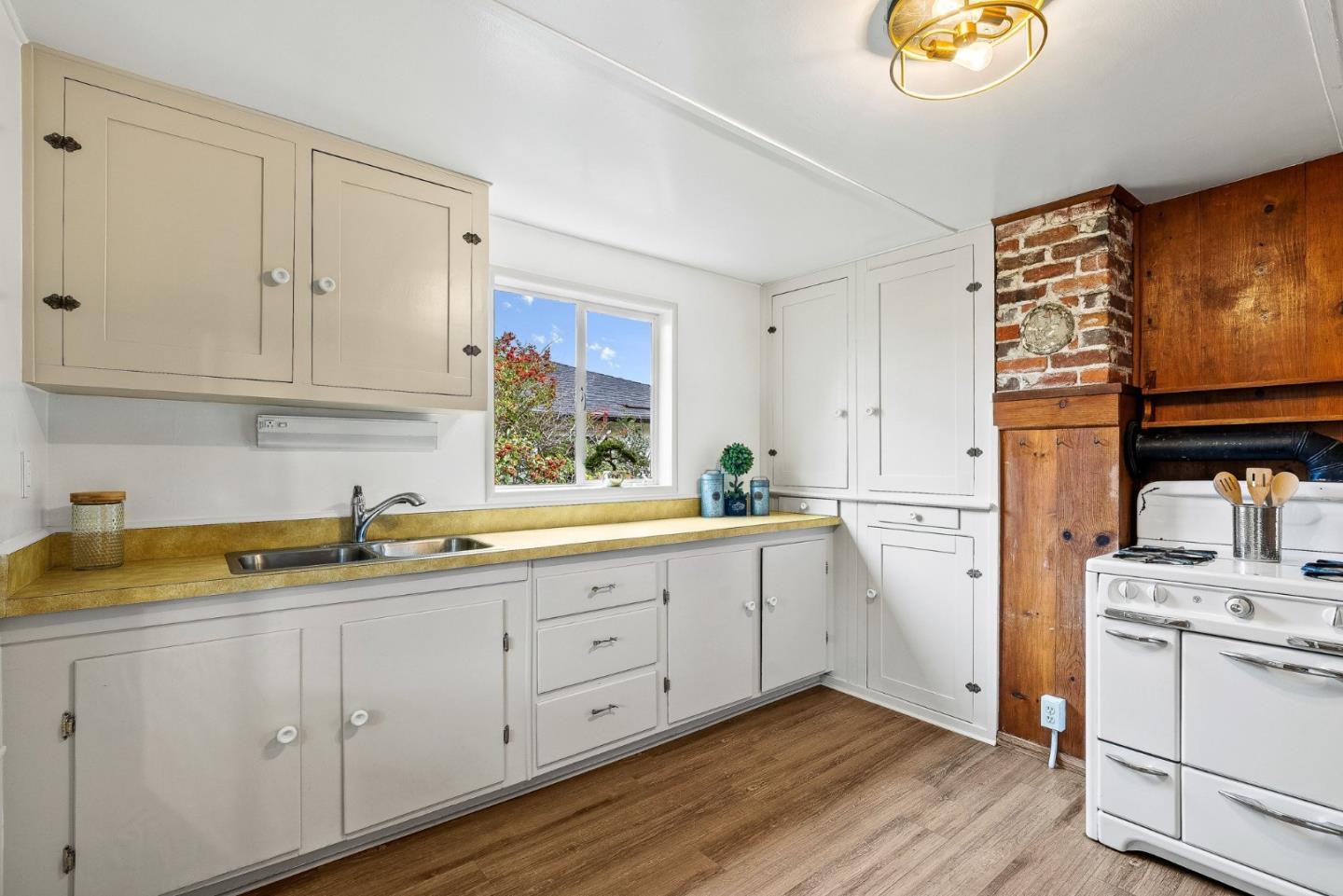 Detail Gallery Image 7 of 29 For 144 Averitt St, Santa Cruz,  CA 95060 - 2 Beds | 1 Baths