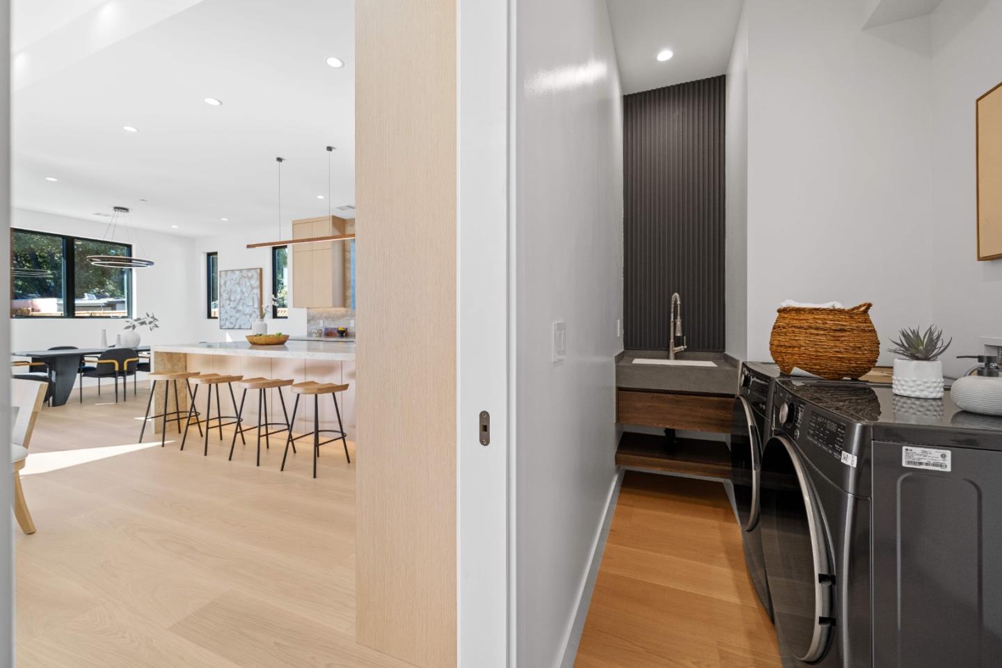 Detail Gallery Image 26 of 56 For 89 Centre St, Mountain View,  CA 94041 - 5 Beds | 4/1 Baths