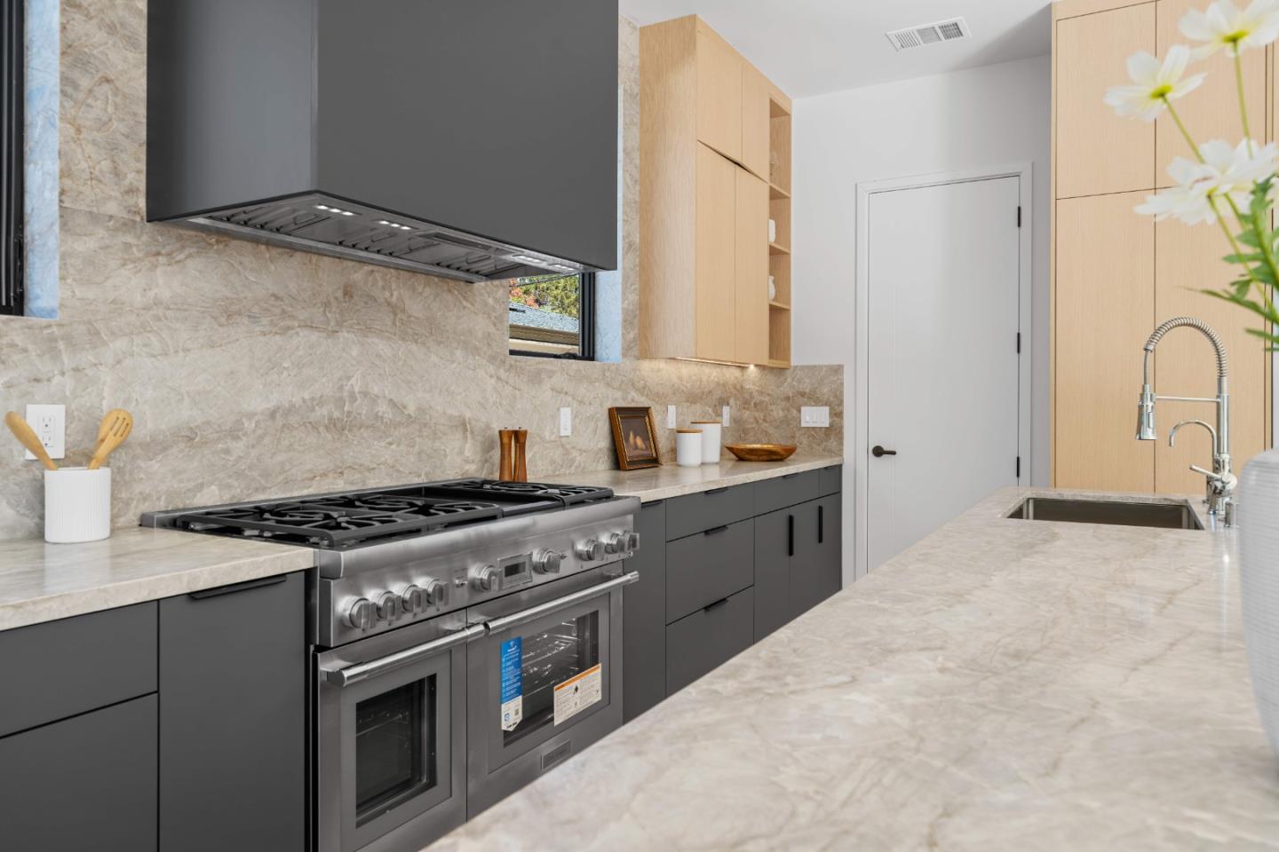 Detail Gallery Image 28 of 56 For 89 Centre St, Mountain View,  CA 94041 - 5 Beds | 4/1 Baths