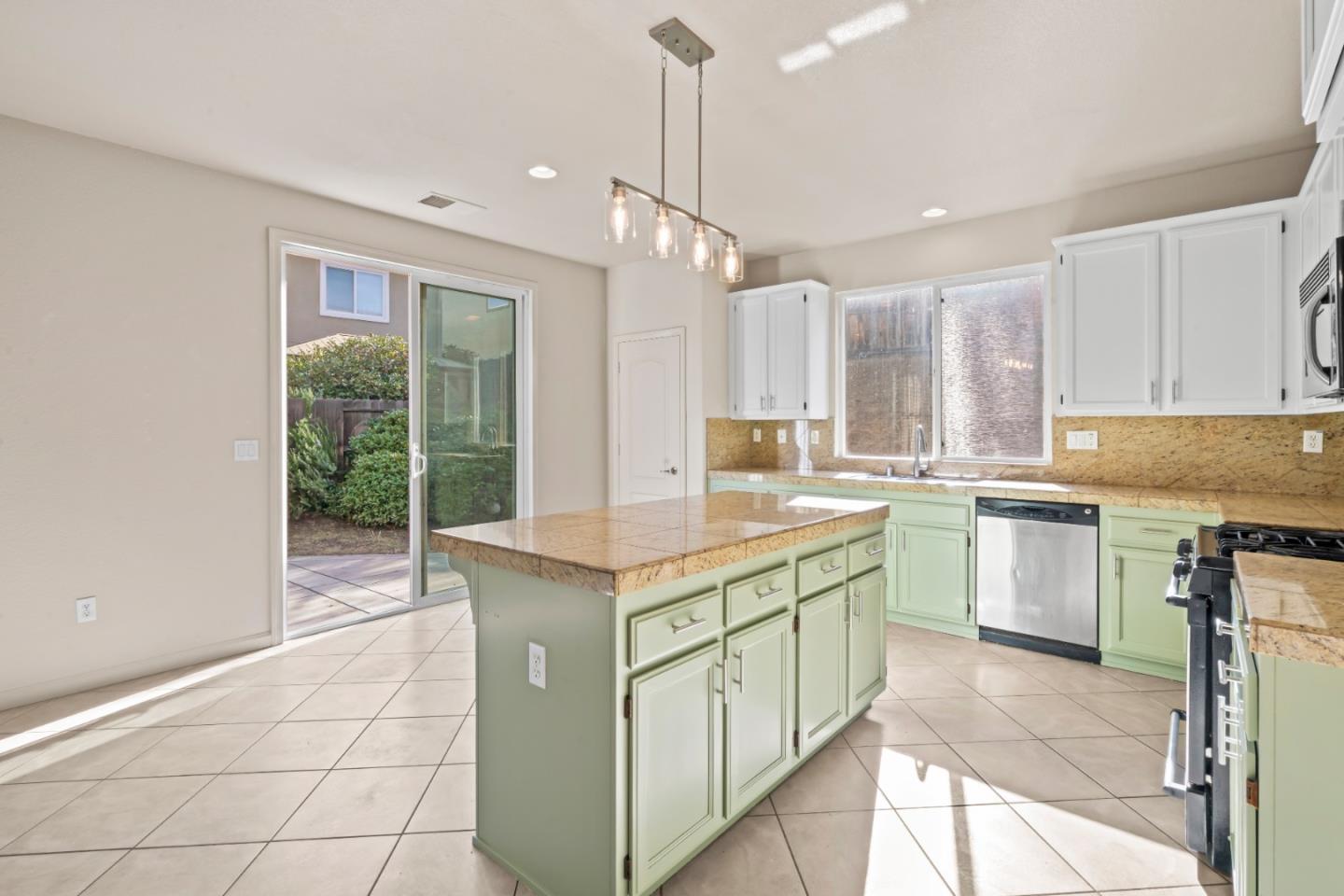 Detail Gallery Image 11 of 49 For 1169 Park West Dr, Pittsburg,  CA 94565 - 5 Beds | 3 Baths