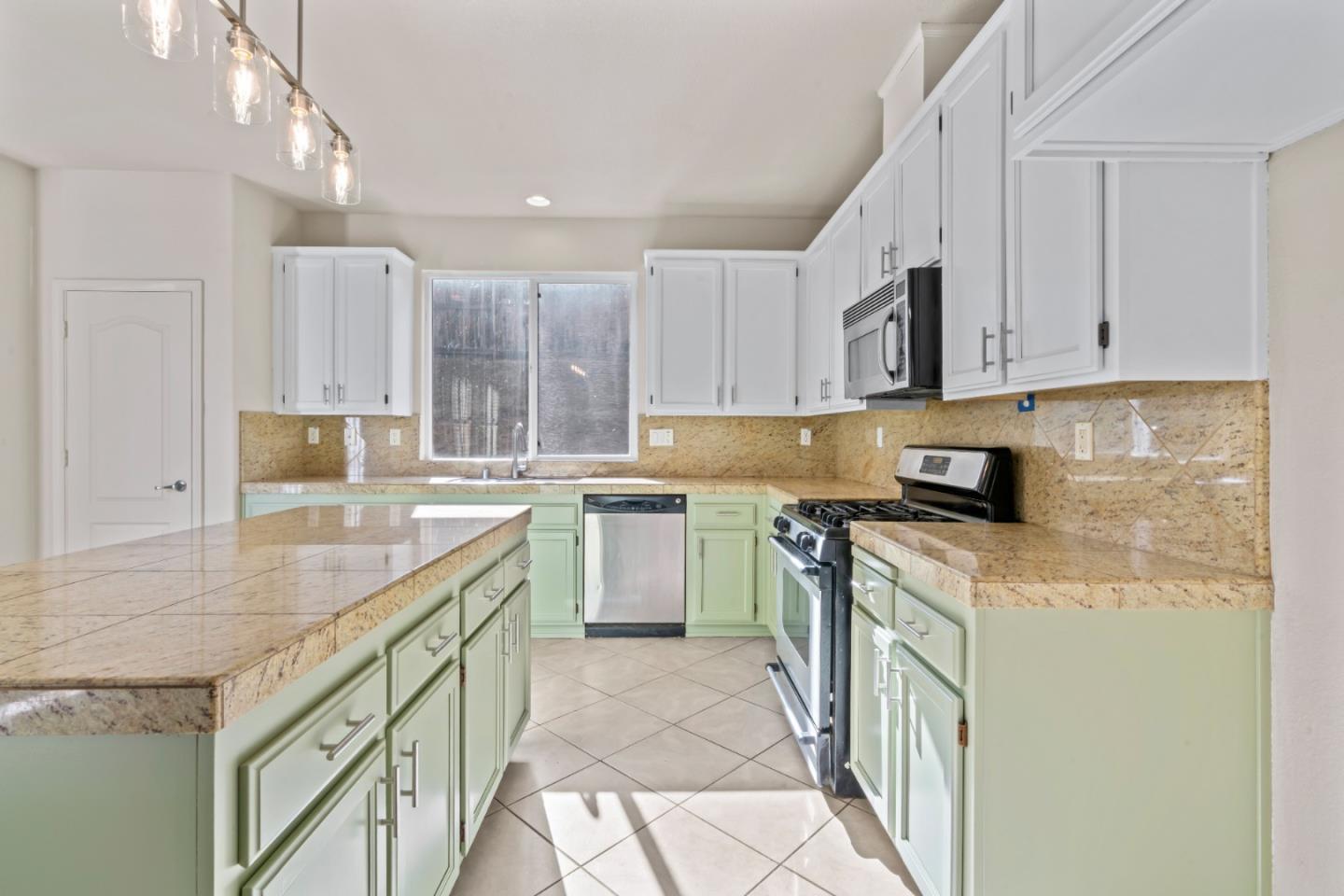 Detail Gallery Image 12 of 49 For 1169 Park West Dr, Pittsburg,  CA 94565 - 5 Beds | 3 Baths