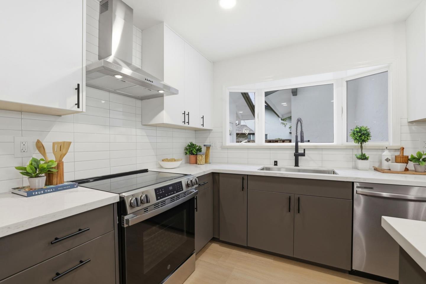 Detail Gallery Image 14 of 50 For 1790 Karameos Ct, Sunnyvale,  CA 94087 - 4 Beds | 2/1 Baths