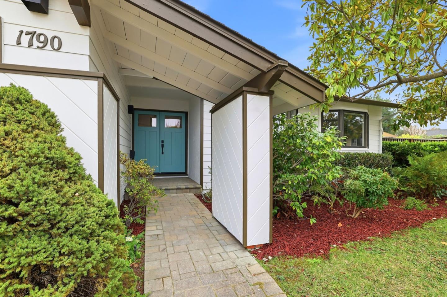 Detail Gallery Image 4 of 50 For 1790 Karameos Ct, Sunnyvale,  CA 94087 - 4 Beds | 2/1 Baths