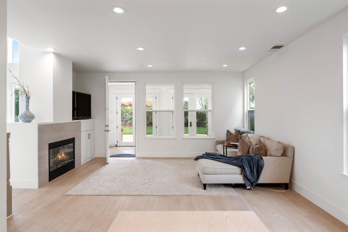 Detail Gallery Image 12 of 66 For 142 Monaco Dr, Redwood Shores,  CA 94065 - 4 Beds | 3 Baths