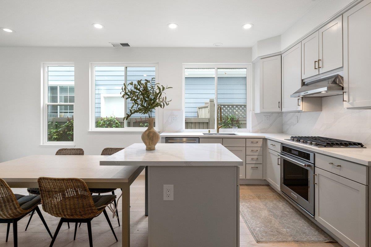 Detail Gallery Image 15 of 66 For 142 Monaco Dr, Redwood Shores,  CA 94065 - 4 Beds | 3 Baths