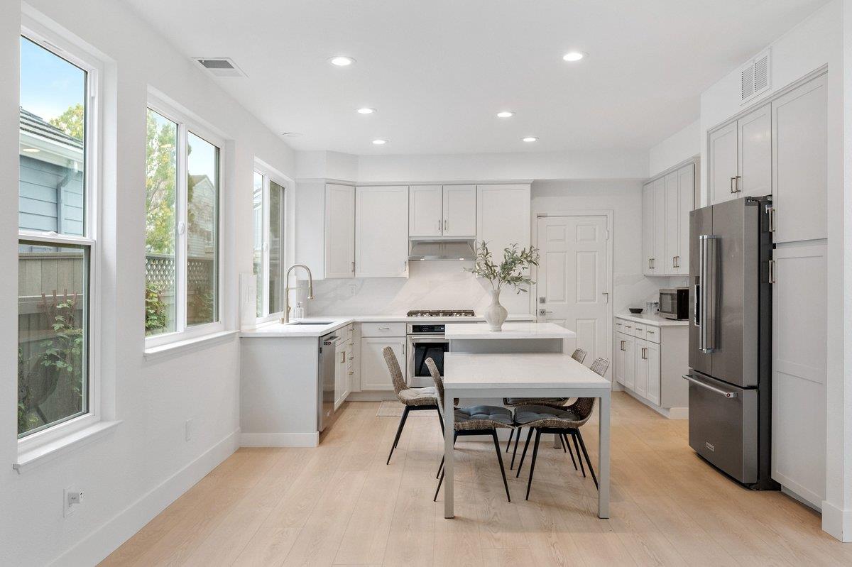 Detail Gallery Image 16 of 66 For 142 Monaco Dr, Redwood Shores,  CA 94065 - 4 Beds | 3 Baths