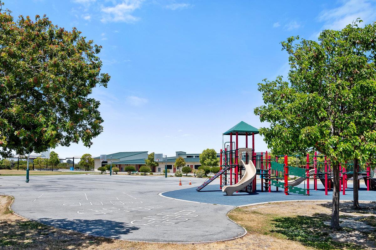 Detail Gallery Image 39 of 66 For 142 Monaco Dr, Redwood Shores,  CA 94065 - 4 Beds | 3 Baths