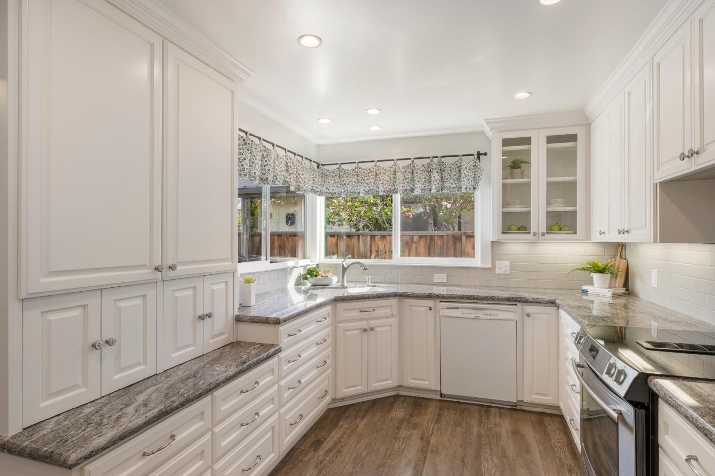 Detail Gallery Image 11 of 29 For 961 Harney Way, Sunnyvale,  CA 94087 - 3 Beds | 2/1 Baths