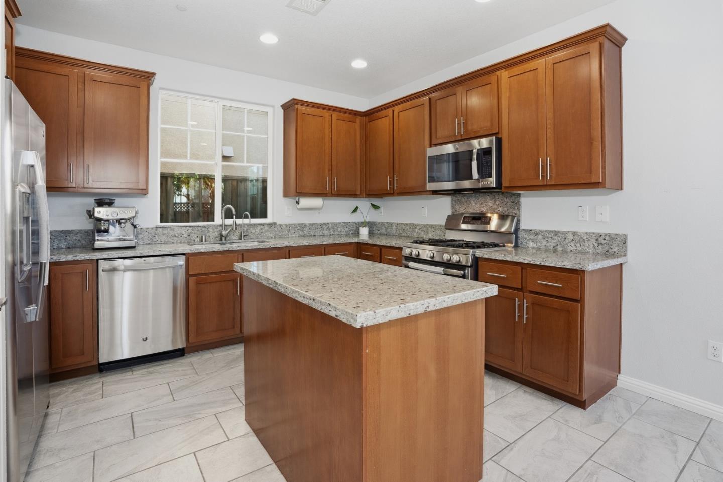 Detail Gallery Image 13 of 41 For 200 Gold Ct, Scotts Valley,  CA 95066 - 3 Beds | 2/1 Baths