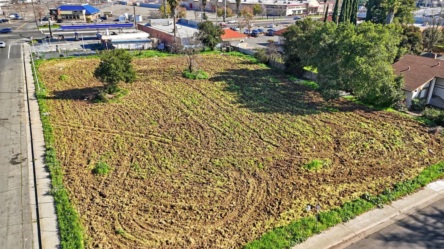 Detail Gallery Image 4 of 10 For 7200 Meadowgate Dr, Sacramento,  CA 95823 - – Beds | – Baths