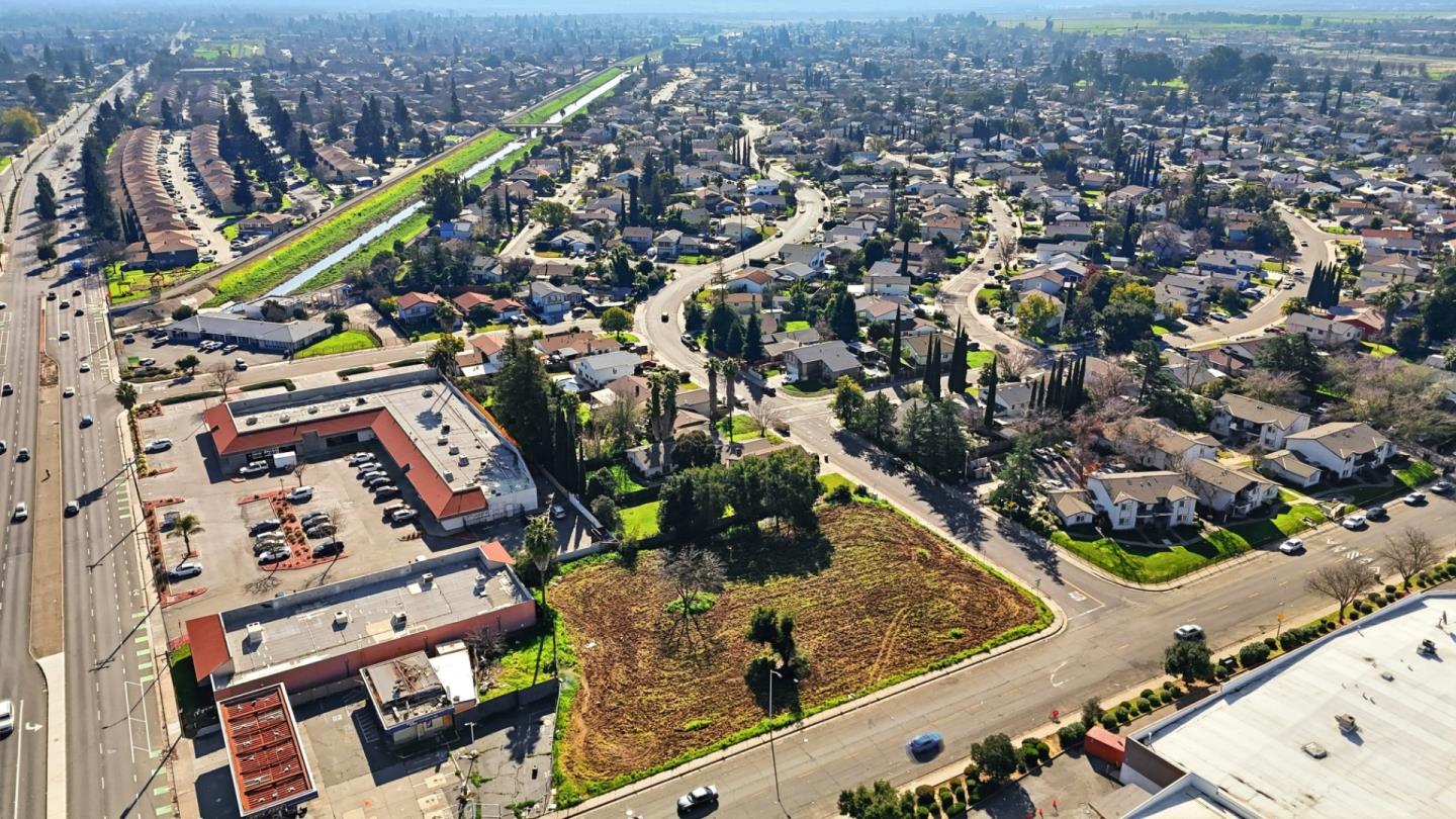 Detail Gallery Image 9 of 10 For 7200 Meadowgate Dr, Sacramento,  CA 95823 - – Beds | – Baths