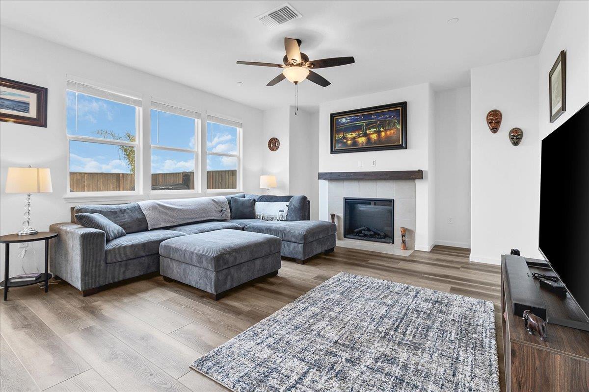 Detail Gallery Image 17 of 63 For 1860 Hydrangea Dr, Hollister,  CA 95023 - 3 Beds | 2/1 Baths