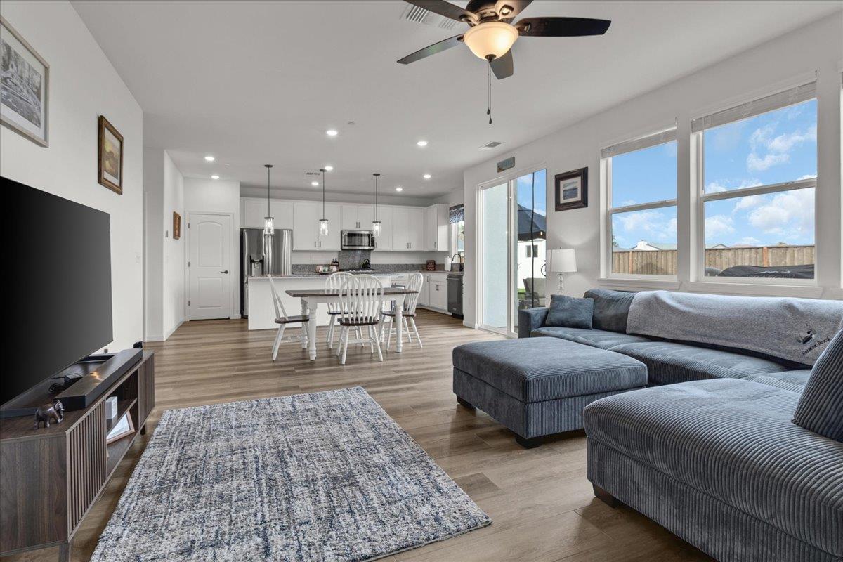 Detail Gallery Image 19 of 63 For 1860 Hydrangea Dr, Hollister,  CA 95023 - 3 Beds | 2/1 Baths