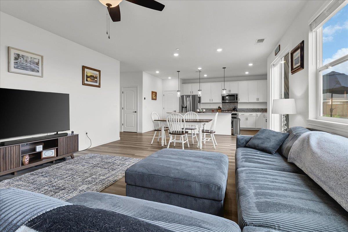 Detail Gallery Image 20 of 63 For 1860 Hydrangea Dr, Hollister,  CA 95023 - 3 Beds | 2/1 Baths