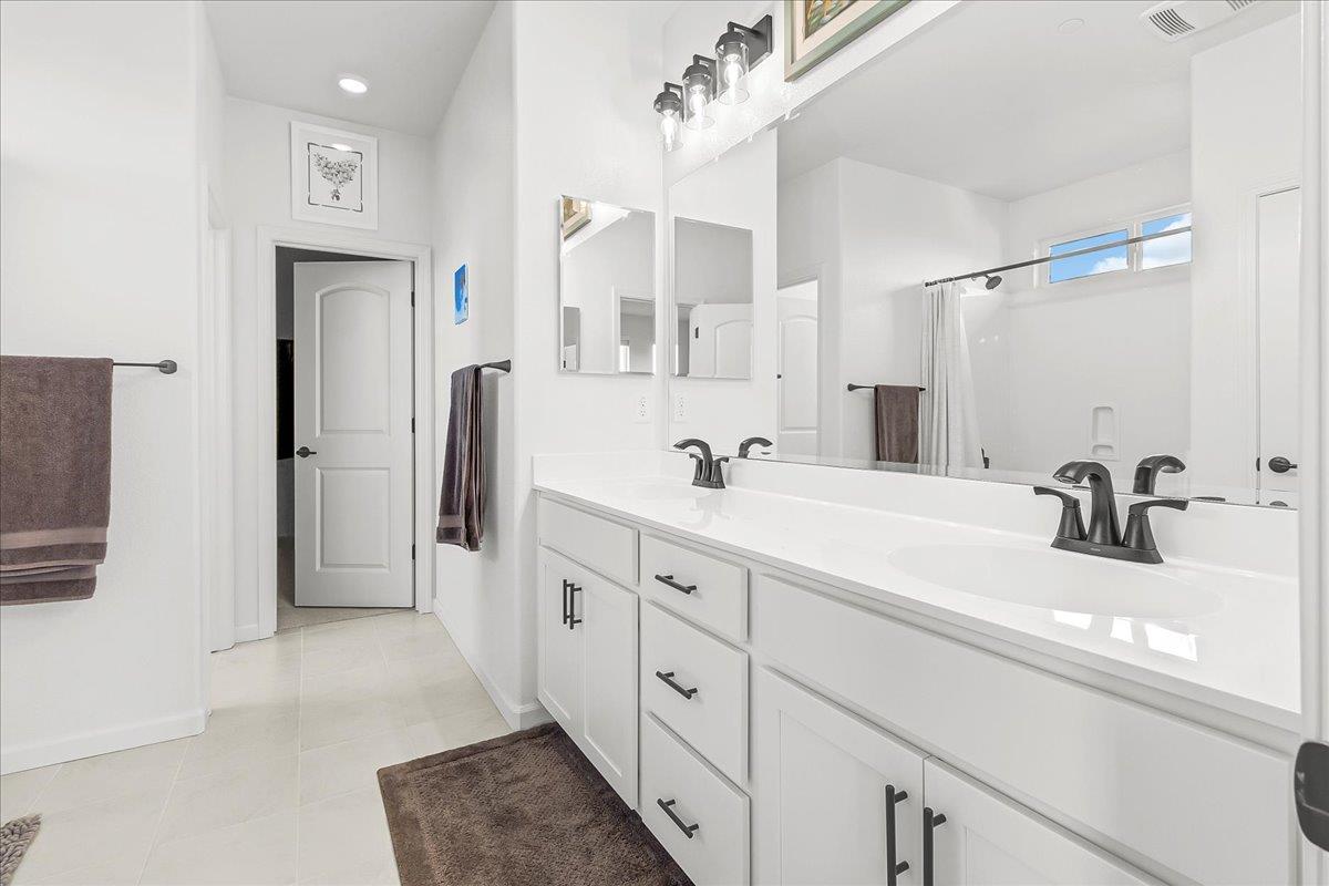 Detail Gallery Image 32 of 63 For 1860 Hydrangea Dr, Hollister,  CA 95023 - 3 Beds | 2/1 Baths