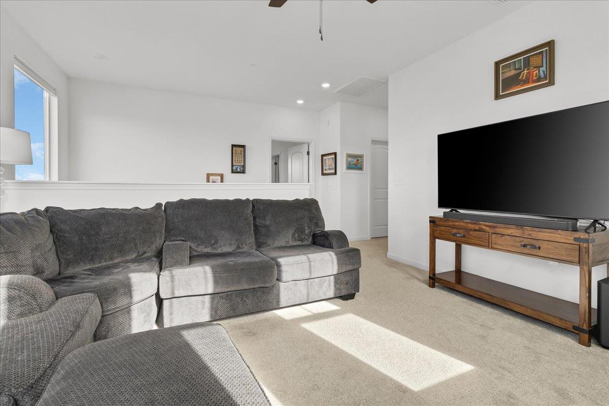 Detail Gallery Image 37 of 63 For 1860 Hydrangea Dr, Hollister,  CA 95023 - 3 Beds | 2/1 Baths