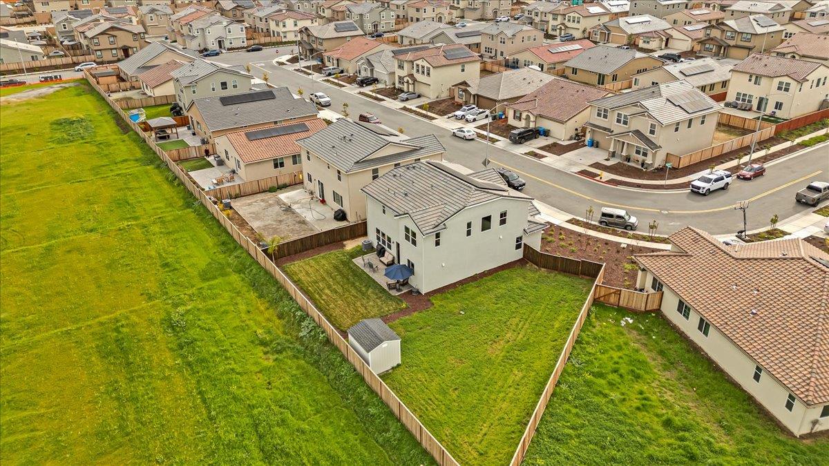 Detail Gallery Image 9 of 63 For 1860 Hydrangea Dr, Hollister,  CA 95023 - 3 Beds | 2/1 Baths