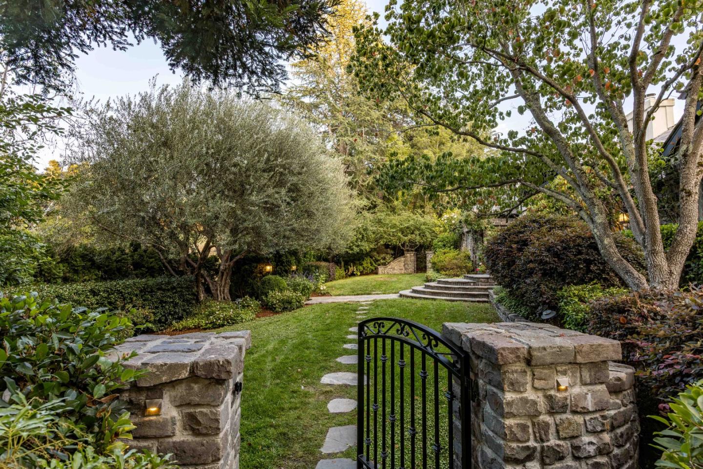 Detail Gallery Image 37 of 38 For 976 Laurel Glen Dr, Palo Alto,  CA 94304 - 6 Beds | 6/1 Baths