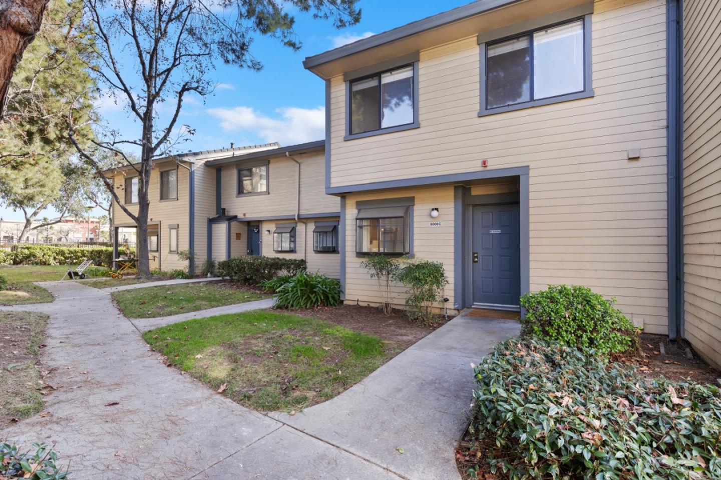 Detail Gallery Image 2 of 39 For 6001 Joaquin Murieta Ave #C,  Newark,  CA 94560 - 3 Beds | 2/1 Baths