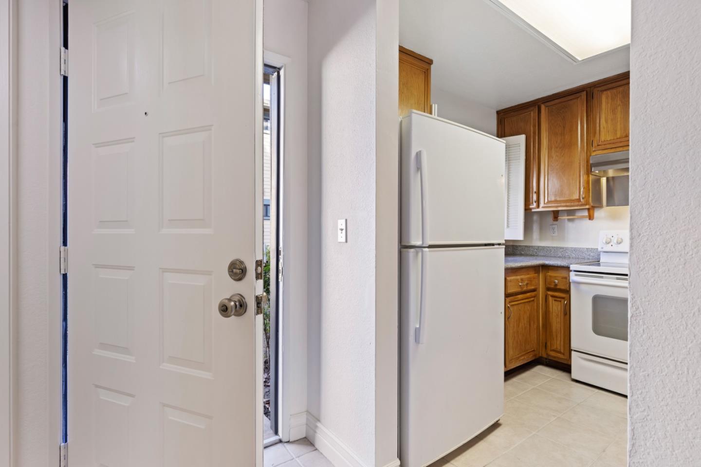 Detail Gallery Image 8 of 39 For 6001 Joaquin Murieta Ave #C,  Newark,  CA 94560 - 3 Beds | 2/1 Baths