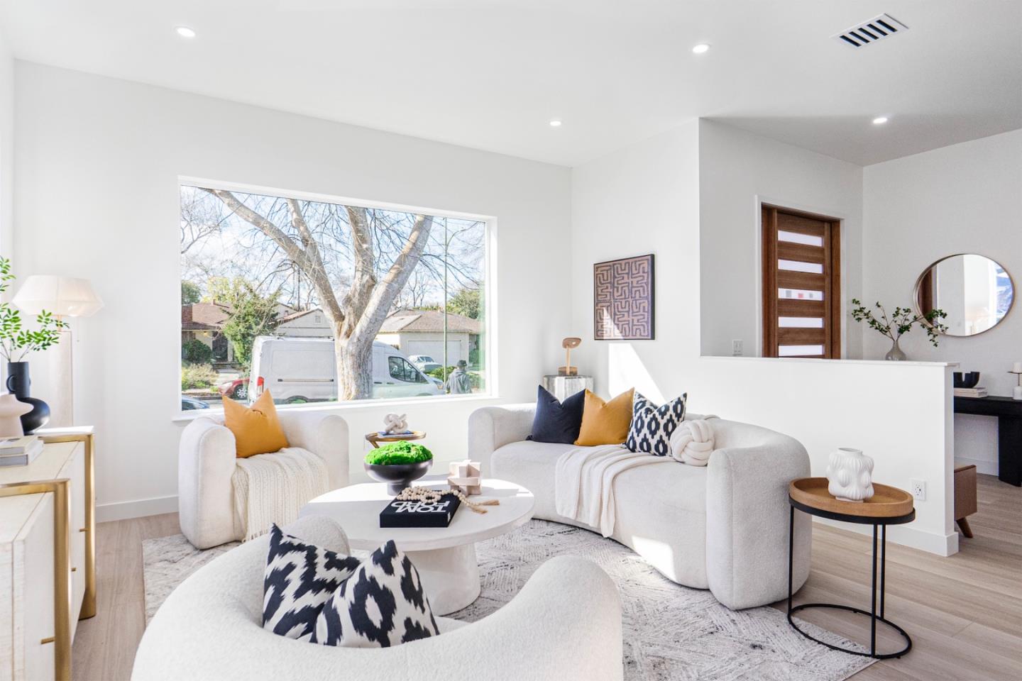 Detail Gallery Image 4 of 29 For 556 N Clover Ave, San Jose,  CA 95128 - 4 Beds | 2/1 Baths