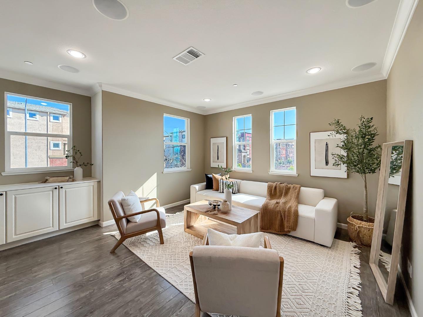 Detail Gallery Image 3 of 34 For 1053 Eagle Way, San Jose,  CA 95131 - 4 Beds | 3/1 Baths