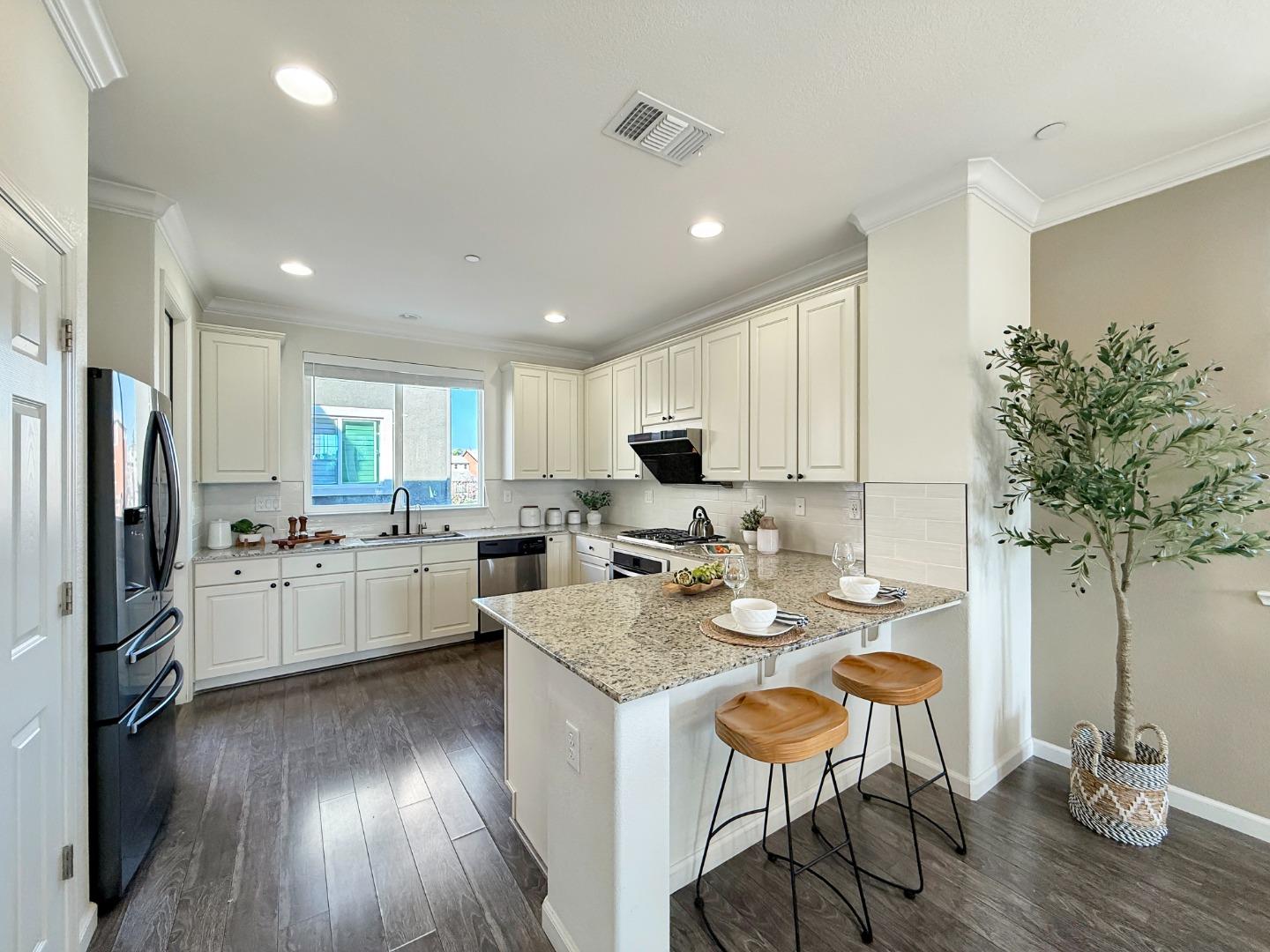 Detail Gallery Image 8 of 34 For 1053 Eagle Way, San Jose,  CA 95131 - 4 Beds | 3/1 Baths