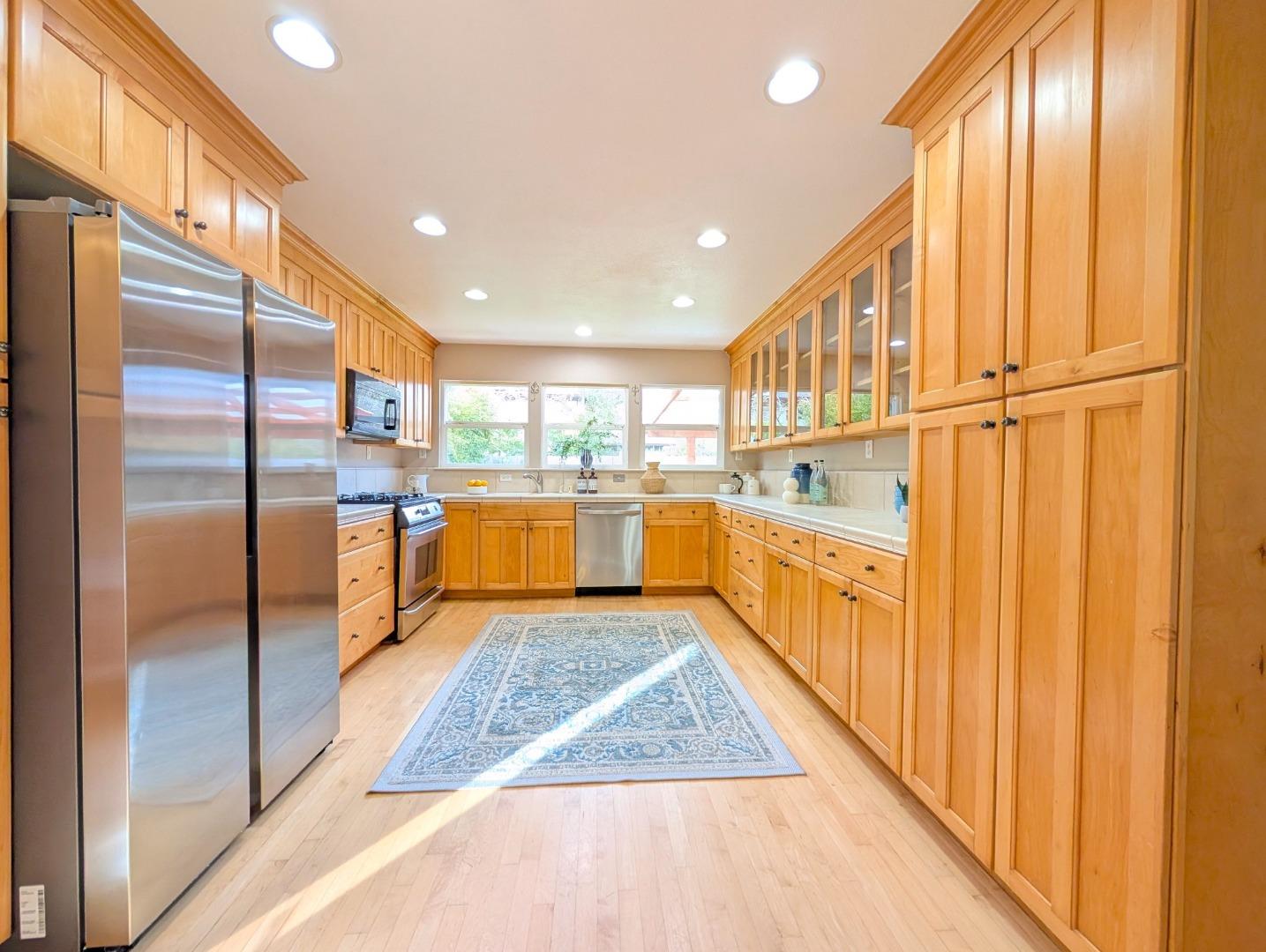 Detail Gallery Image 3 of 24 For 124 Western Ct, Santa Cruz,  CA 95060 - 3 Beds | 2 Baths