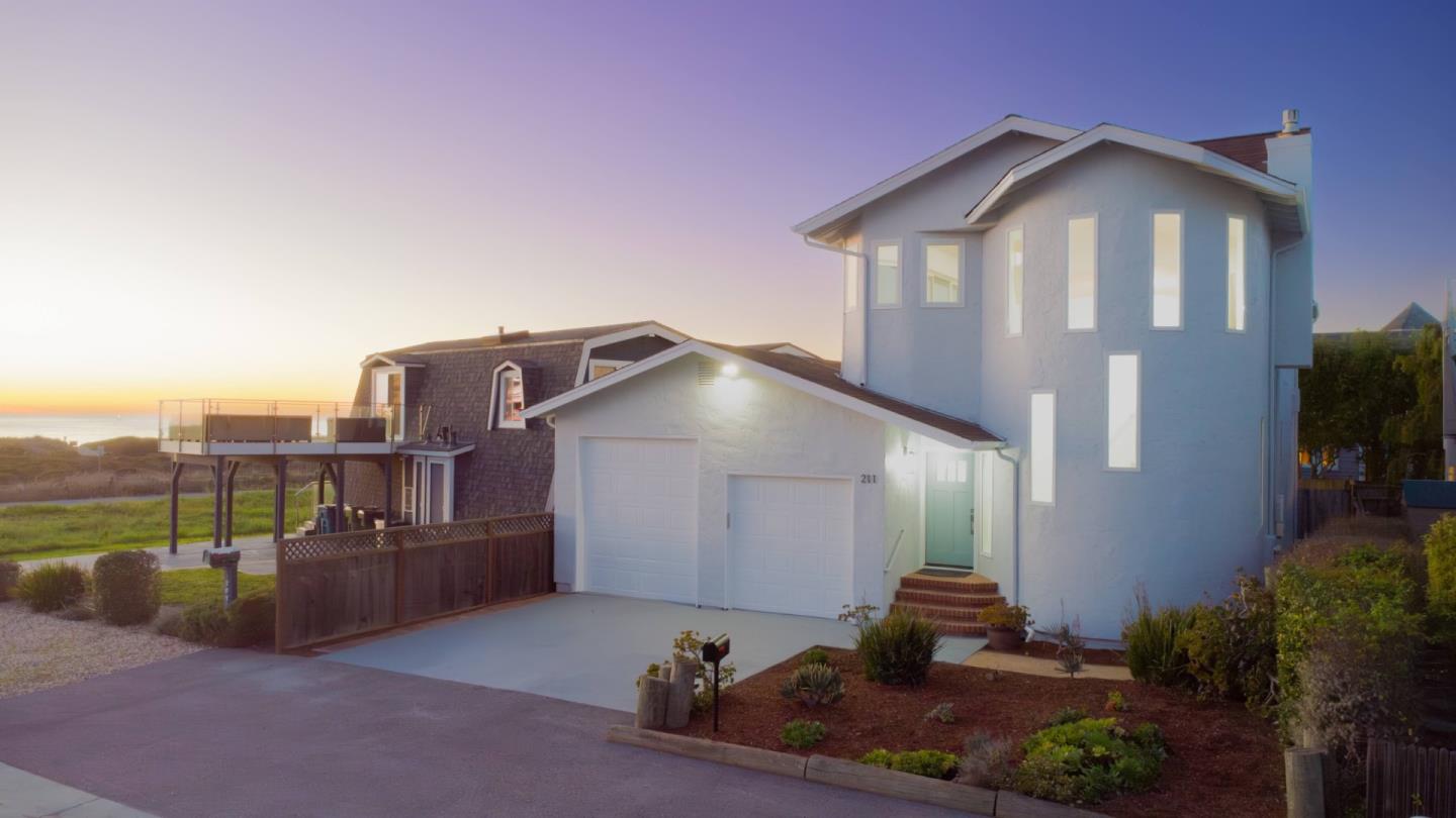 Detail Gallery Image 2 of 51 For 211 Washington Blvd, Half Moon Bay,  CA 94019 - 4 Beds | 3/1 Baths