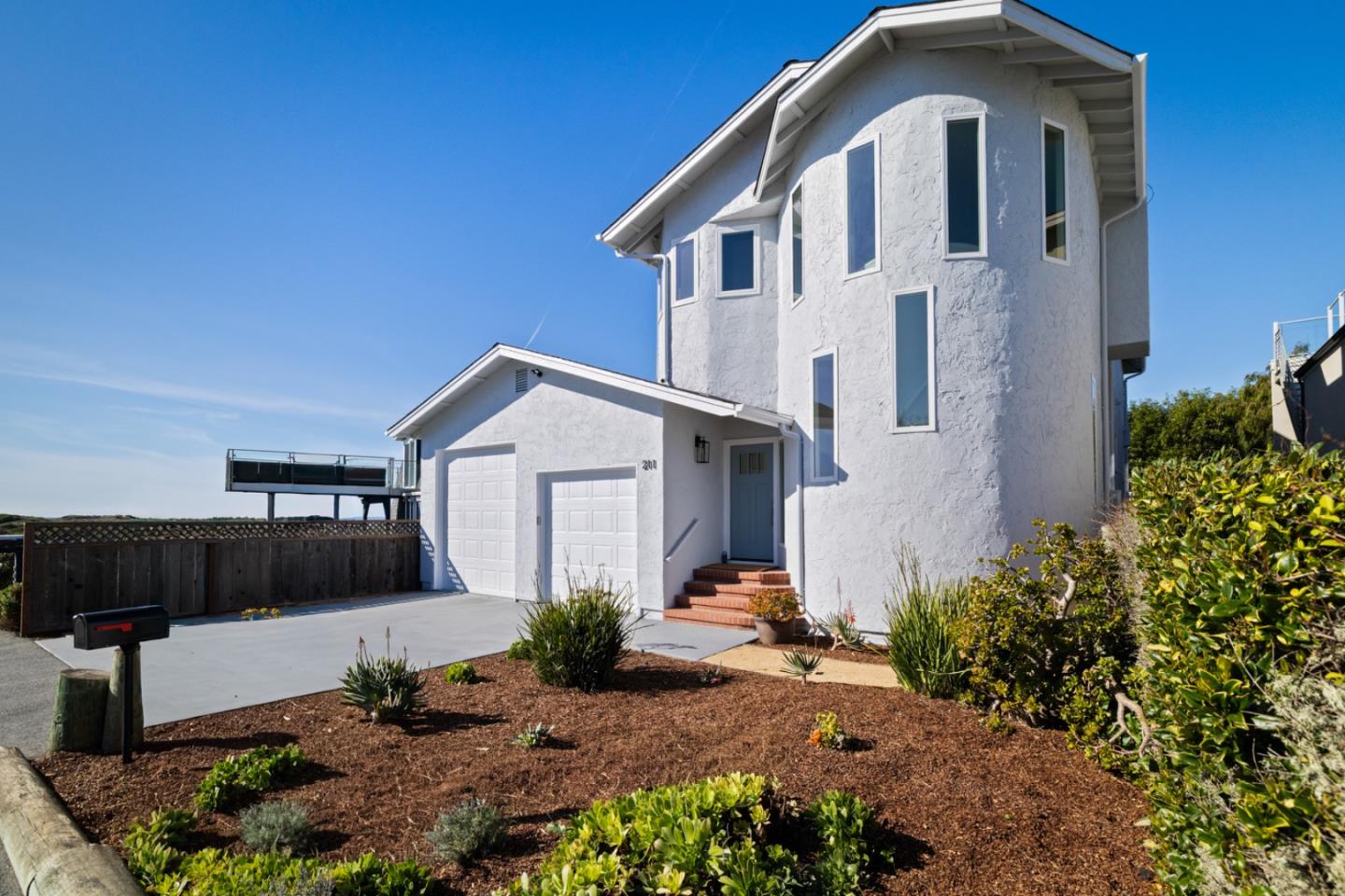 Detail Gallery Image 5 of 51 For 211 Washington Blvd, Half Moon Bay,  CA 94019 - 4 Beds | 3/1 Baths