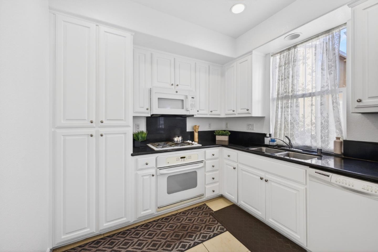 Detail Gallery Image 10 of 25 For 363 Bella Ridge Ter, San Jose,  CA 95125 - 3 Beds | 3 Baths