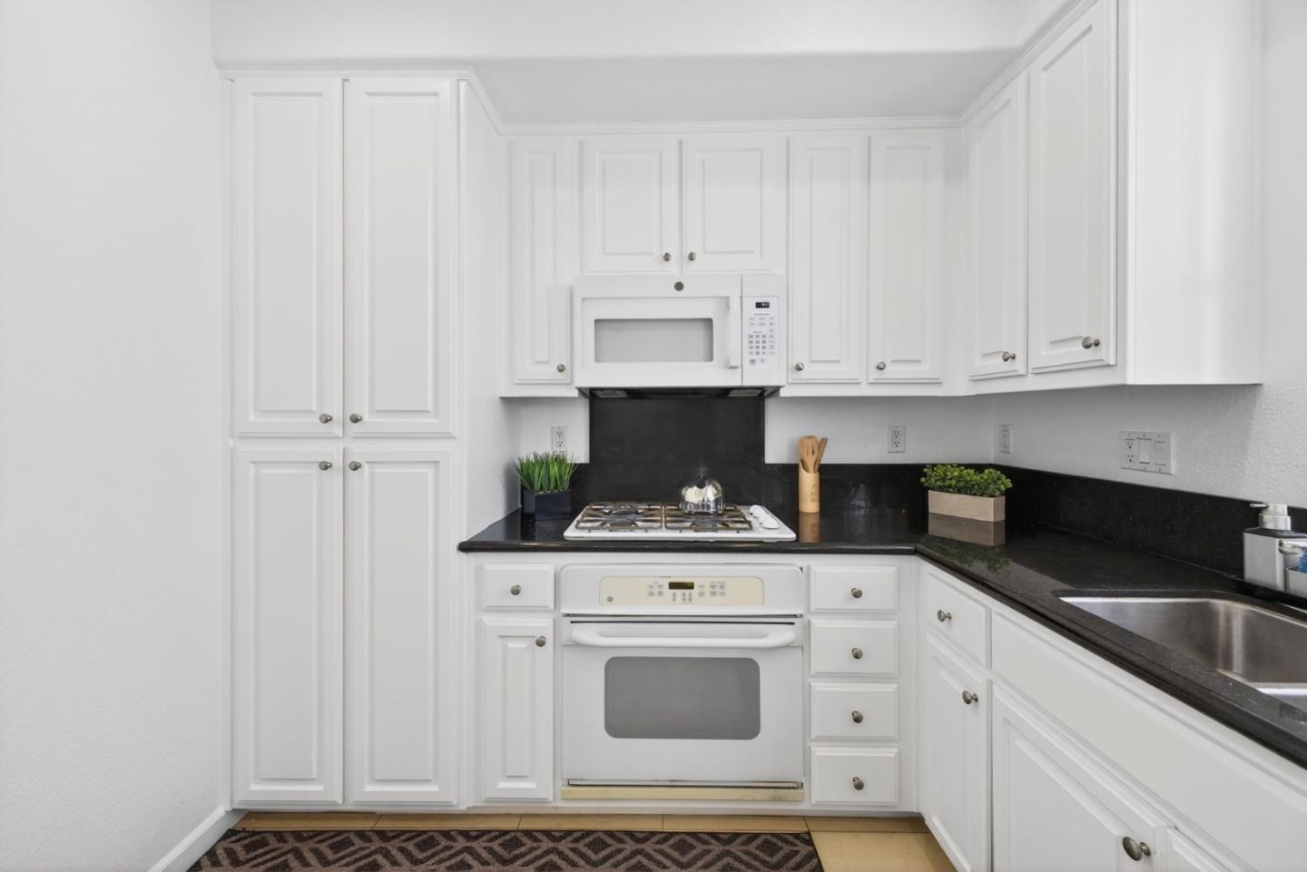 Detail Gallery Image 11 of 25 For 363 Bella Ridge Ter, San Jose,  CA 95125 - 3 Beds | 3 Baths