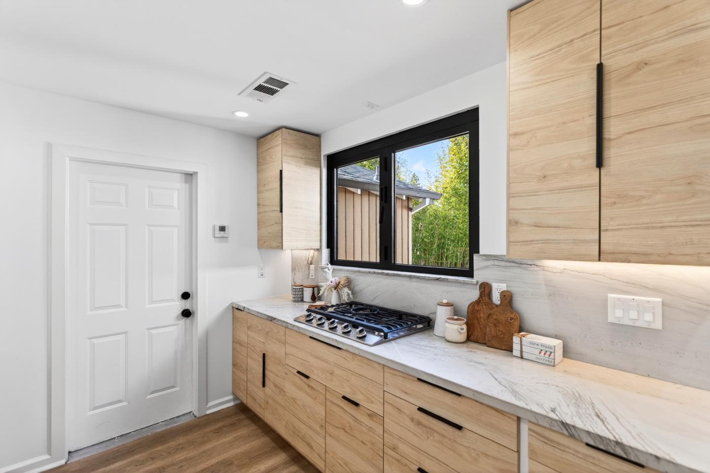 Detail Gallery Image 11 of 38 For 341 Orchard Ave, Sunnyvale,  CA 94085 - 3 Beds | 2 Baths