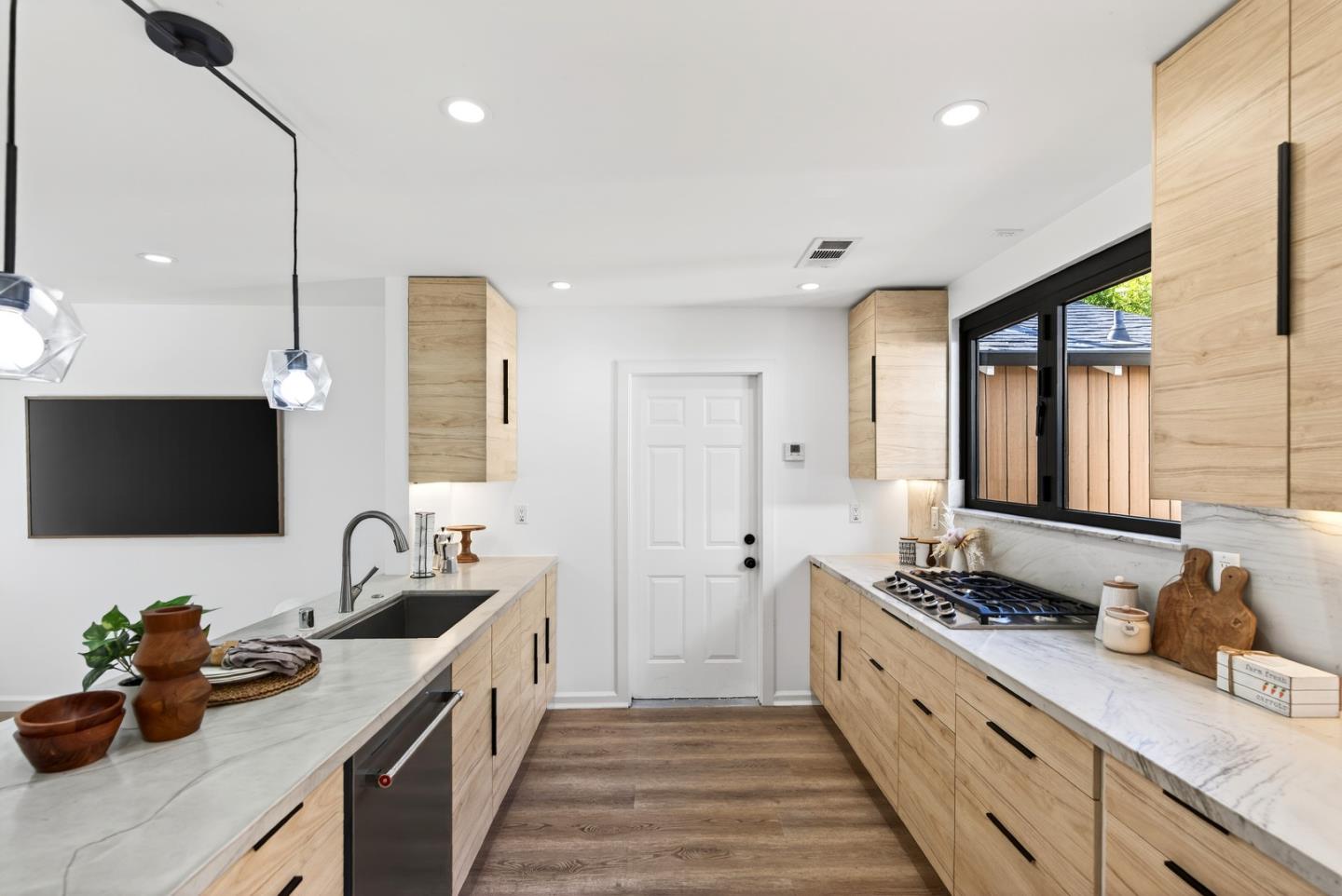 Detail Gallery Image 8 of 38 For 341 Orchard Ave, Sunnyvale,  CA 94085 - 3 Beds | 2 Baths