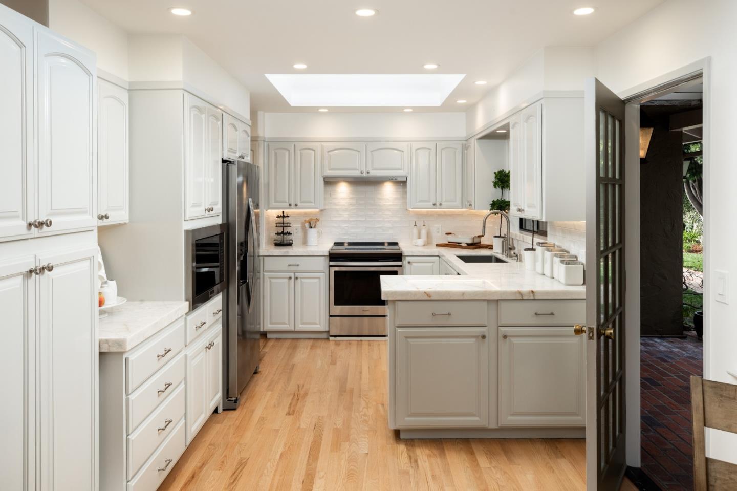 Detail Gallery Image 13 of 42 For 260 Trianon Way, Los Altos,  CA 94022 - 4 Beds | 3 Baths