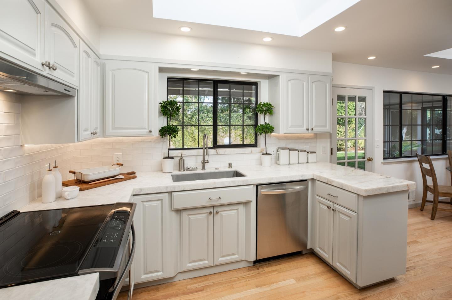 Detail Gallery Image 9 of 42 For 260 Trianon Way, Los Altos,  CA 94022 - 4 Beds | 3 Baths