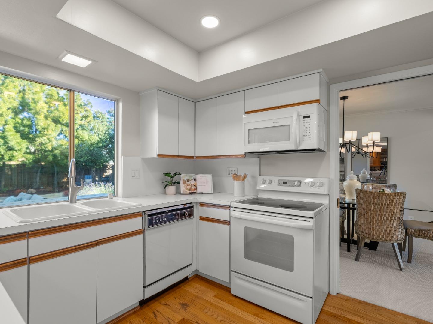 Detail Gallery Image 6 of 39 For 1458 Medallion Dr, San Jose,  CA 95120 - 5 Beds | 2/1 Baths