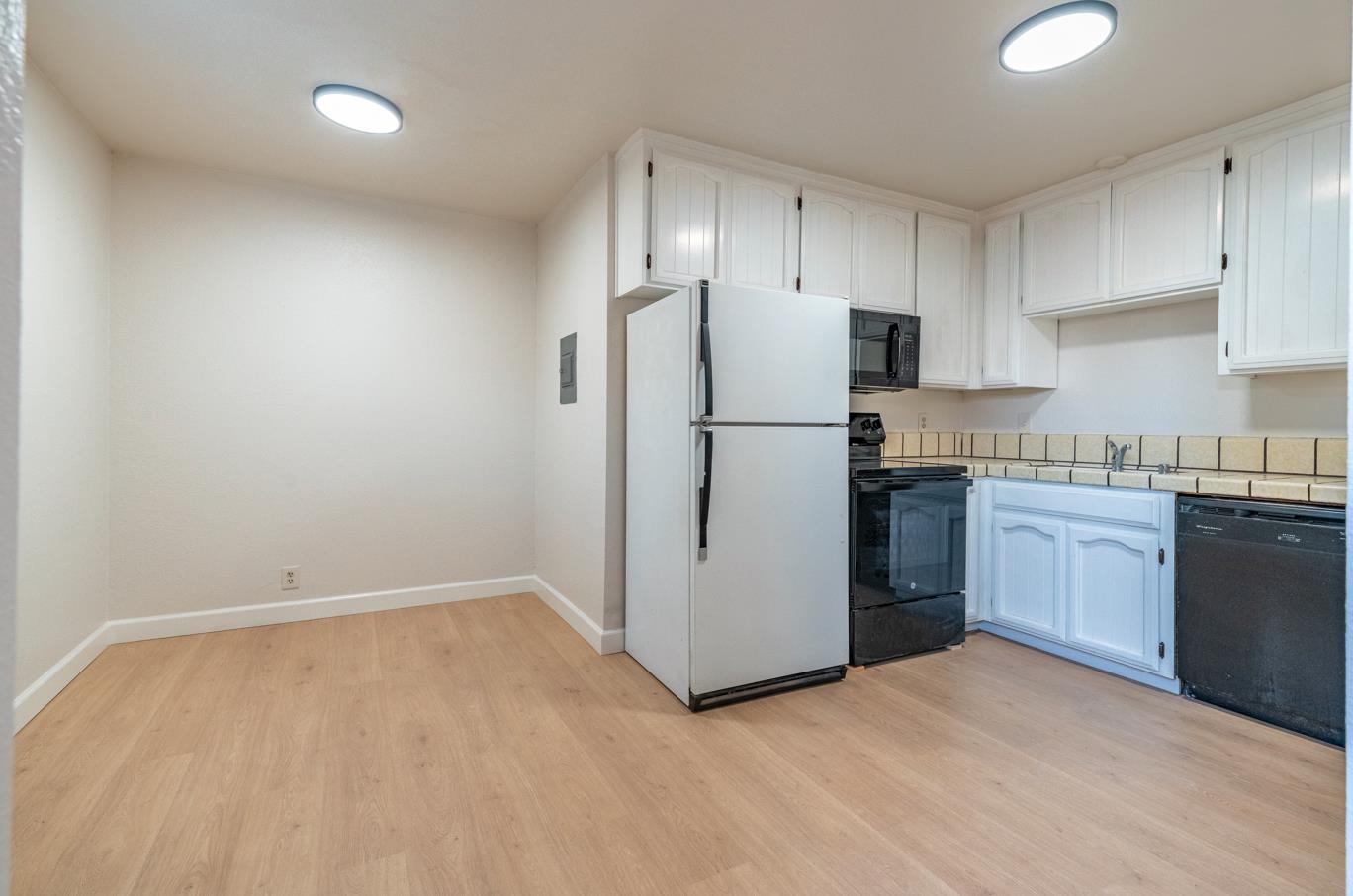 Detail Gallery Image 12 of 15 For 407 Raymond Ave, San Jose,  CA 95128 - – Beds | – Baths